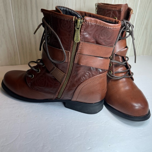 NEW ! Ladies size 6.5 Torrid Rose Embossed Combat Boots - Brown Faux Leather - Picture 16 of 16